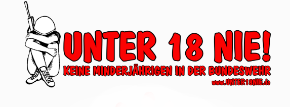 Das Logo der Kampagne "Unter 18 nie!" zeigt eine grafisch dargestellte junge Person mit Stahlhelm, die mit angezogenen und umarmten Knien auf dem Boden hockt und auf dem Rücken ein Gewehr trägt. Dazu der Text: "Unter 18 nie! Keine minderjährigen in der Bundeswehr" und ein Link auf die Webseite www.unter18nie.de